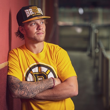 David Pastrnak w odzieży fanowskiej Boston Bruins