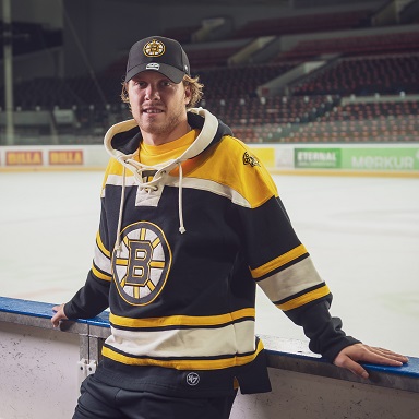 David Pastrnak w odzieży fanowskiej Boston Bruins