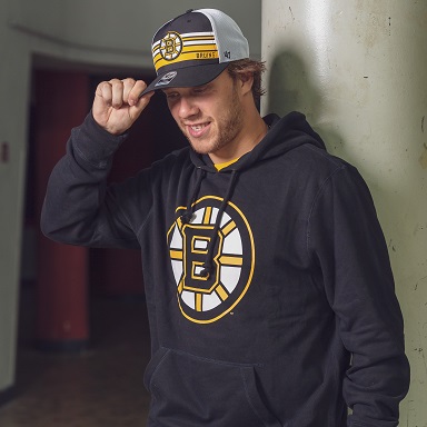 David Pastrnak w odzieży fanowskiej Boston Bruins