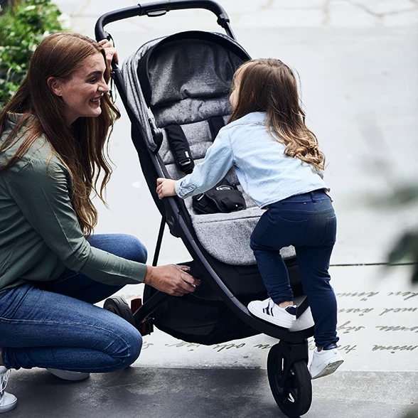 Wózek spacerowy Thule Spring ma podnóżek dla dzieci