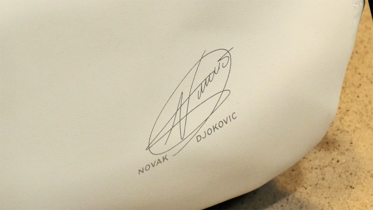 Novak Djokovic z rakietą tenisową Head Speed