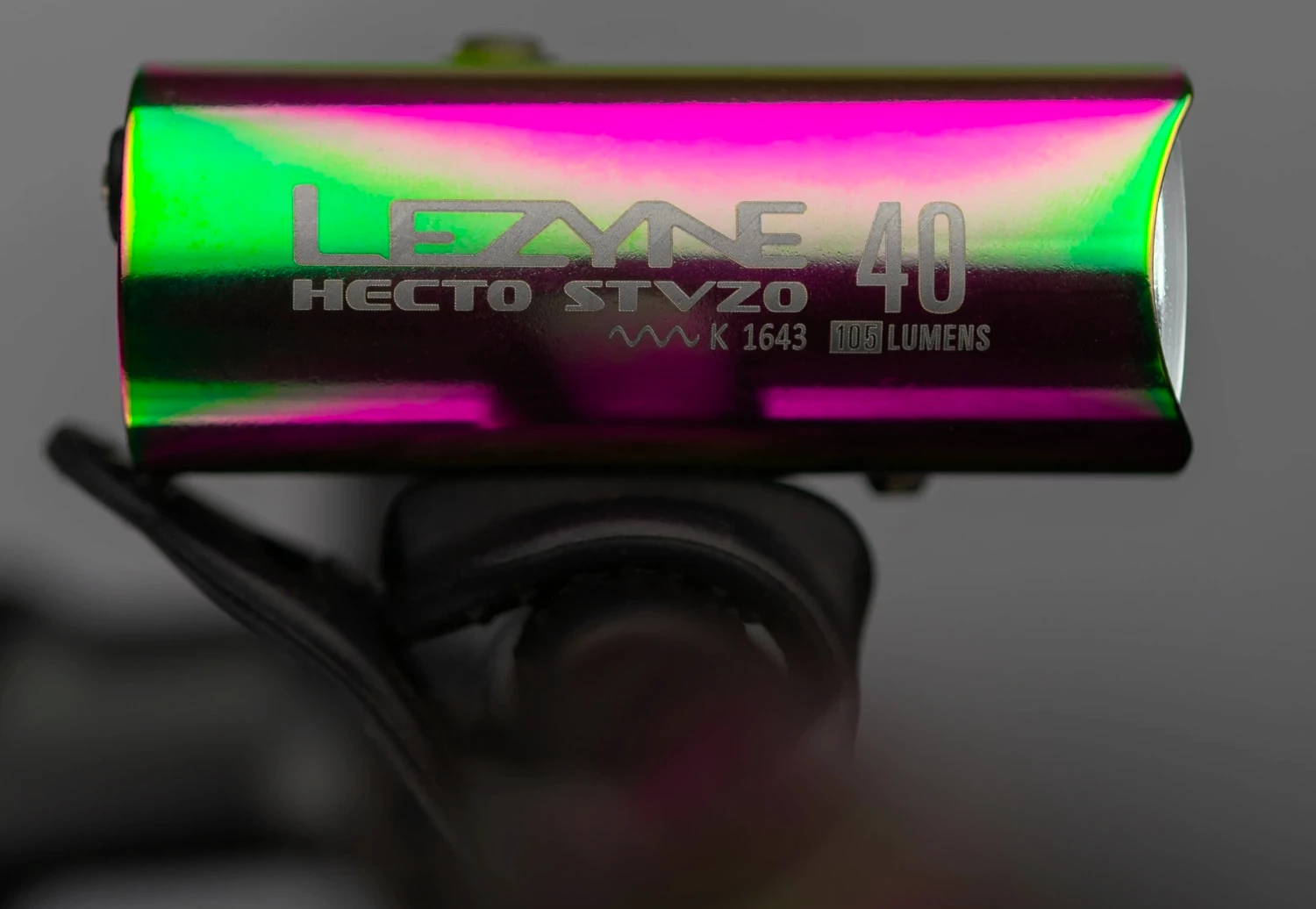 Reflektor Lezyne HECTO DRIVE STVZO 40 w oryginalnym designie "Neo Metallic" jest wyposażony w wysokowydajną diodę LED, która zapewnia do 40 luksów (105 lumenów) i do siedmiu godzin pracy.