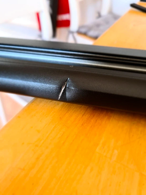 Uszkodzony podczas transportu -  Belki bazowe Thule WingBar Evo black  127 cm